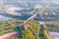 Viadukt des Bahn- Brückenbauwerk zur Streckenführung der Bahn- Gleise über den Torrente in Cavasso Nuovo in Friuli-Venezia Giulia im Bundesland Pordenone, Italien