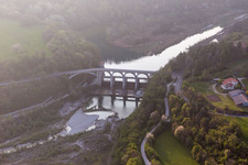 Luftbild von Viadukt des Bahn- Brückenbauwerk zur Streckenführung der Bahn- Gleise über den Torrente in Cavasso Nuovo in Friuli-Venezia Giulia im Bundesland Pordenone, Italien