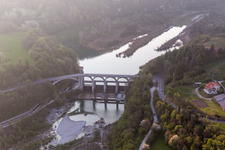 Luftaufnahme von Viadukt des Bahn- Brückenbauwerk zur Streckenführung der Bahn- Gleise über den Torrente in Cavasso Nuovo in Friuli-Venezia Giulia im Bundesland Pordenone, Italien