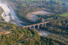 Schrägluftbild von Viadukt des Bahn- Brückenbauwerk zur Streckenführung der Bahn- Gleise über den Torrente in Cavasso Nuovo in Friuli-Venezia Giulia im Bundesland Pordenone, Italien