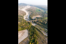 Viadukt des Bahn- Brückenbauwerk zur Streckenführung der Bahn- Gleise über den Torrente in Cavasso Nuovo in Friuli-Venezia Giulia im Bundesland Pordenone, Italien von oben gesehen