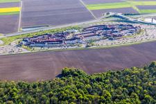 Gebäude des Einkaufszentrum Roppenheim The Style Outlets in Roppenheim in Grand Est im Bundesland Bas-Rhin, Frankreich aus der Vogelperspektive