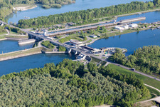 Luftaufnahme von Rheinschleusse Iffezheim in Roppenheim im Bundesland Bas-Rhin, Frankreich