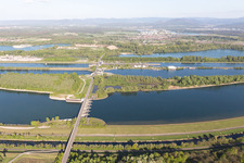 Drohnenbild von Rheinschleusse Iffezheim in Roppenheim im Bundesland Bas-Rhin, Frankreich