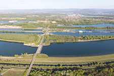 Rheinschleusse Iffezheim in Roppenheim im Bundesland Bas-Rhin, Frankreich aus der Drohnenperspektive