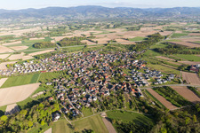 Luftbild von Dorf - Ansicht am Rande von landwirtschaftlichen Feldern und Nutzflächen in Unzhurst in Ottersweier im Bundesland Baden-Württemberg, Deutschland