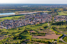 Ortsansicht der Straßen und Häuser der Wohngebiete in Sandweier in Baden-Baden im Bundesland Baden-Württemberg, Deutschland