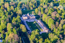 Luftaufnahme von Gebäudekomplex im Schloßpark von Schloß Favorite in Rastatt im Ortsteil Förch im Bundesland Baden-Württemberg, Deutschland