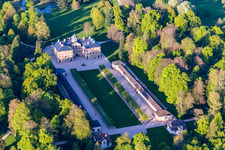 Schrägluftbild von Gebäudekomplex im Schloßpark von Schloß Favorite in Rastatt im Ortsteil Förch im Bundesland Baden-Württemberg, Deutschland