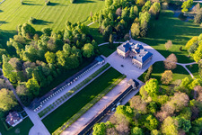 Gebäudekomplex im Schloßpark von Schloß Favorite in Rastatt im Ortsteil Förch im Bundesland Baden-Württemberg, Deutschland von oben gesehen