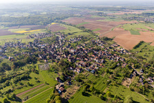 Lampertsloch im Bundesland Bas-Rhin, Frankreich von der Drohne aus gesehen