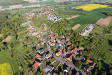 Dorf - Ansicht am Rande von landwirtschaftlichen Feldern und Nutzflächen in Gunstett in Grand Est im Bundesland Bas-Rhin, Frankreich