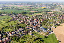 Luftaufnahme von Dorf - Ansicht am Rande von landwirtschaftlichen Feldern und Nutzflächen in Gunstett in Grand Est im Bundesland Bas-Rhin, Frankreich