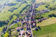 Dorfkern an den Fluß- Uferbereichen der Zinsel in Uttenhoffen in Grand Est im Bundesland Bas-Rhin, Frankreich
