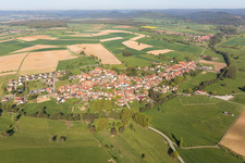 Dorf - Ansicht am Rande von landwirtschaftlichen Feldern und Nutzflächen in Mulhausen in Grand Est im Bundesland Bas-Rhin, Frankreich