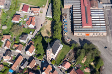 Luftbild von Gebäude und Produktionshallen auf dem Werksgelände der De Dietrich Process Systems in Zinswiller in Grand Est im Bundesland Bas-Rhin, Frankreich