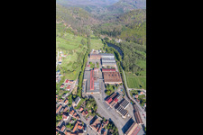 Luftaufnahme von Gebäude und Produktionshallen auf dem Werksgelände der De Dietrich Process Systems in Zinswiller in Grand Est im Bundesland Bas-Rhin, Frankreich
