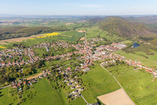 Luftbild von Dorf - Ansicht am Rande von landwirtschaftlichen Feldern und Nutzflächen in Zinswiller in Grand Est im Bundesland Bas-Rhin, Frankreich