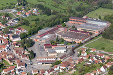 Schrägluftbild von Gebäude und Produktionshallen auf dem Werksgelände der De Dietrich Process Systems in Zinswiller in Grand Est im Bundesland Bas-Rhin, Frankreich