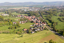 Drohnenbild von Uttenhoffen im Bundesland Bas-Rhin, Frankreich