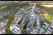 Kaianlagen und Schiffs- Anlegestellen am Hafenbecken des Binnenhafen des Rhein mit Windmühlen auf dem Müllberg rechts und Kohlekraftwerk der ENBW oben im Ortsteil Mühlburg in Karlsruhe im Bundesland Baden-Württemberg, Deutschland
