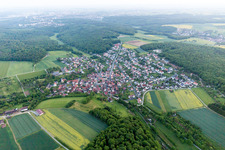 Dorf - Ansicht am Rande von landwirtschaftlichen Feldern und Nutzflächen in Üchtelhausen im Bundesland Bayern, Deutschland