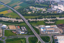 Anschlussstelle 6 Schweinfurt-Hafen von der A70 vor der Mainbrücke mit B&B HOTEL Schweinfurt-Süd im Ortsteil Oberndorf im Bundesland Bayern, Deutschland