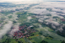 Ortschaft unter Wolken im Ortsteil Ampferbach in Burgebrach im Bundesland Bayern, Deutschland