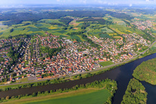 Dorfansicht aus Norden an der Regnitzmündung in den Main mit Bischberger Fischerhafen und Sportplatz des FC Bischberg e.V im Bundesland Bayern, Deutschland