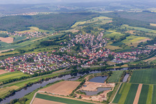 Dorfkern an den Fluß- Uferbereichen des Main in Viereth-Trunstadt im Bundesland Bayern, Deutschland
