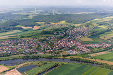 Luftbild von Dorfkern an den Fluß- Uferbereichen des Main in Viereth-Trunstadt im Bundesland Bayern, Deutschland