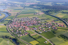 Luftbild von Dorfkern an den Fluß- Uferbereichen des Main im Ortsteil Staffelbach in Oberhaid im Bundesland Bayern, Deutschland