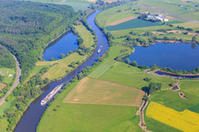 Naturschutzgebiet Mainaue bei Augsfeld mit Messlausee und Vogelbeobachtungsturm Sichelsee in Haßfurt im Bundesland Bayern, Deutschland