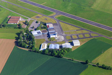 Tower und Hangar am Verkehrslandeplatz Haßfurt-Haßberge GmbH im Ortsteil Kleinaugsfeld im Bundesland Bayern, Deutschland