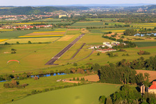 Landebahn des Verkehrslandeplatz Haßfurt-Haßberge GmbH im Ortsteil Mariaburghausen im Bundesland Bayern, Deutschland