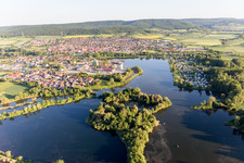 Dorfkern an den See- Uferbereichen des Sander Baggersees in Sand am Main im Bundesland Bayern, Deutschland