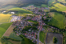Ortsansicht der Straßen und Häuser der Wohngebiete in Rentweinsdorf im Bundesland Bayern, Deutschland