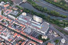 Luftaufnahme von Gebäude des Einkaufszentrum Stadtgalerie Schweinfurt und SKF Hochhaus in Schweinfurt im Bundesland Bayern, Deutschland