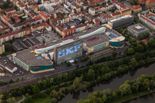Schrägluftbild von Gebäude des Einkaufszentrum Stadtgalerie Schweinfurt und SKF Hochhaus in Schweinfurt im Bundesland Bayern, Deutschland