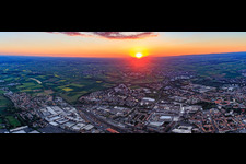 Sonnenuntergang über der Stadt in Schweinfurt im Bundesland Bayern, Deutschland