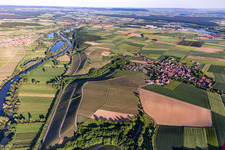 Schrägluftbild von Ortsteil Neuses am Berg in Dettelbach im Bundesland Bayern, Deutschland