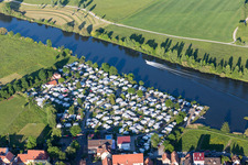 Wohnwagen und Zelte- Campingplatz - und Zeltplatz Mainblick am Ufer des Main in Schwarzenau in Schwarzach am Main im Bundesland Bayern, Deutschland