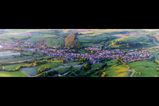 Panorama am Rande von landwirtschaftlichen Feldern und Nutzflächen in Trossenfurt in Oberaurach im Bundesland Bayern, Deutschland