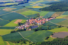 Dorfansicht aus Norden hinterm Herrnsee im Ortsteil Kleinrheinfeld in Donnersdorf im Bundesland Bayern, Deutschland