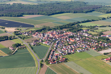 Dorf - Ansicht am Rande von landwirtschaftlichen Feldern und Nutzflächen in Alitzheim in Sulzheim im Bundesland Bayern, Deutschland