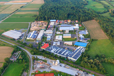 Gewerbegebiet Große Ahlmühle jenseits der Bahn von Westen in Rohrbach im Bundesland Rheinland-Pfalz, Deutschland