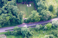 Grabreihen auf dem Gelände des Soldatenfriedhofes für italienische und russische Soldaten des Krieges von 1914-18 in Weiler bei Wissembourg in Grand Est im Ortsteil Sankt Germanshof im Bundesland Bas-Rhin, Frankreich