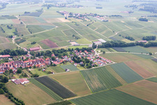 Steinseltz im Bundesland Bas-Rhin, Frankreich aus der Luft betrachtet