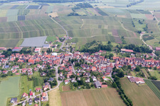 Steinseltz im Bundesland Bas-Rhin, Frankreich aus der Drohnenperspektive