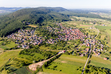 Schrägluftbild von Gœrsdorf im Bundesland Bas-Rhin, Frankreich
